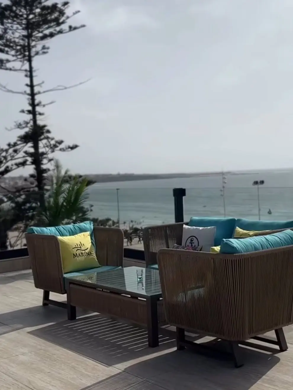 Le salon extérieur face à l’océan, restaurant à El Jadida