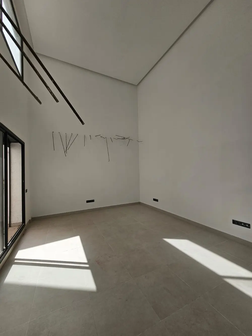 La double hauteur vide et sa grande fenêtre, relevées au diagnostic, bureaux à Casablanca