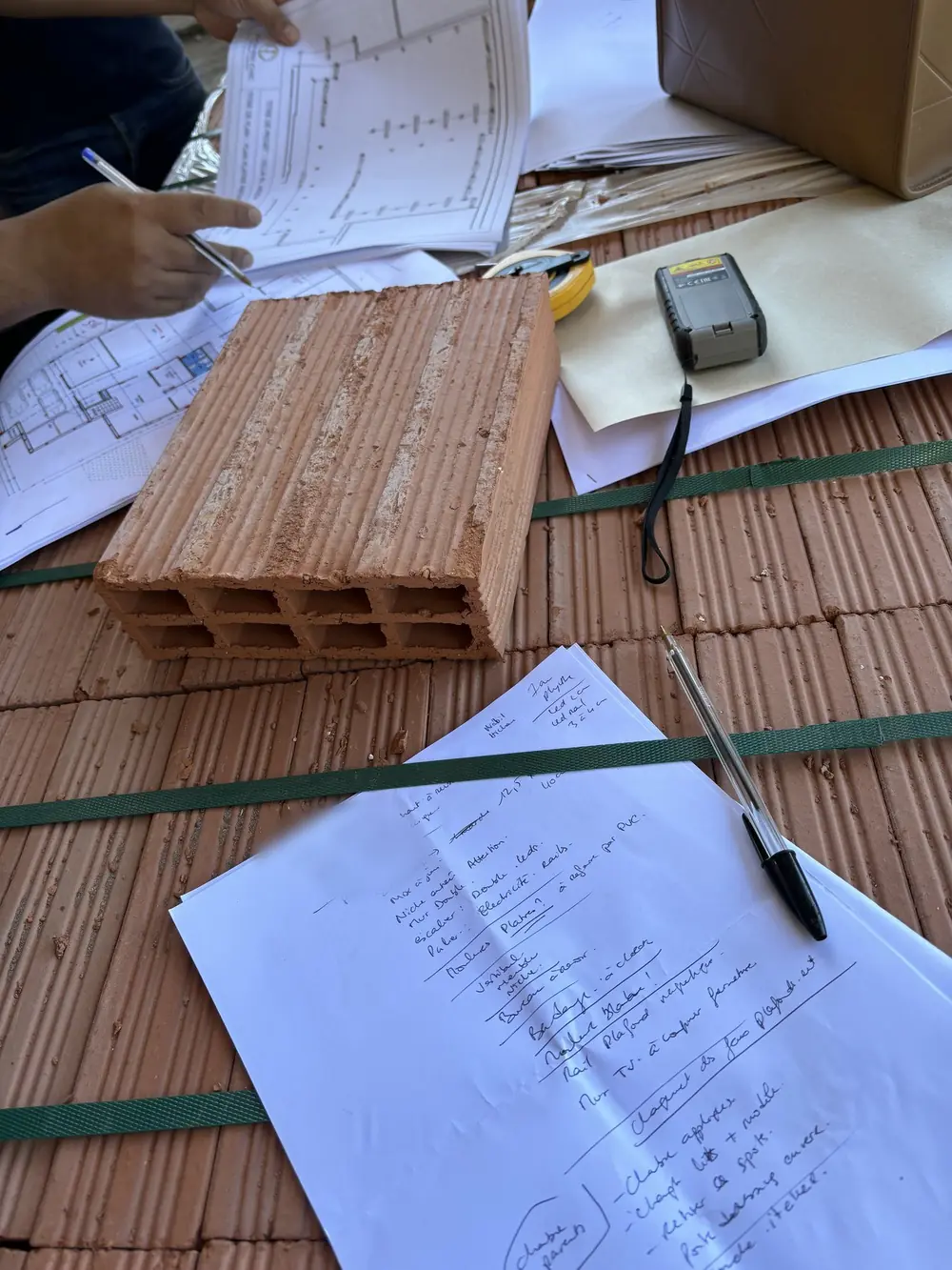 Réunion de suivi sur le chantier : plans et compte rendu
