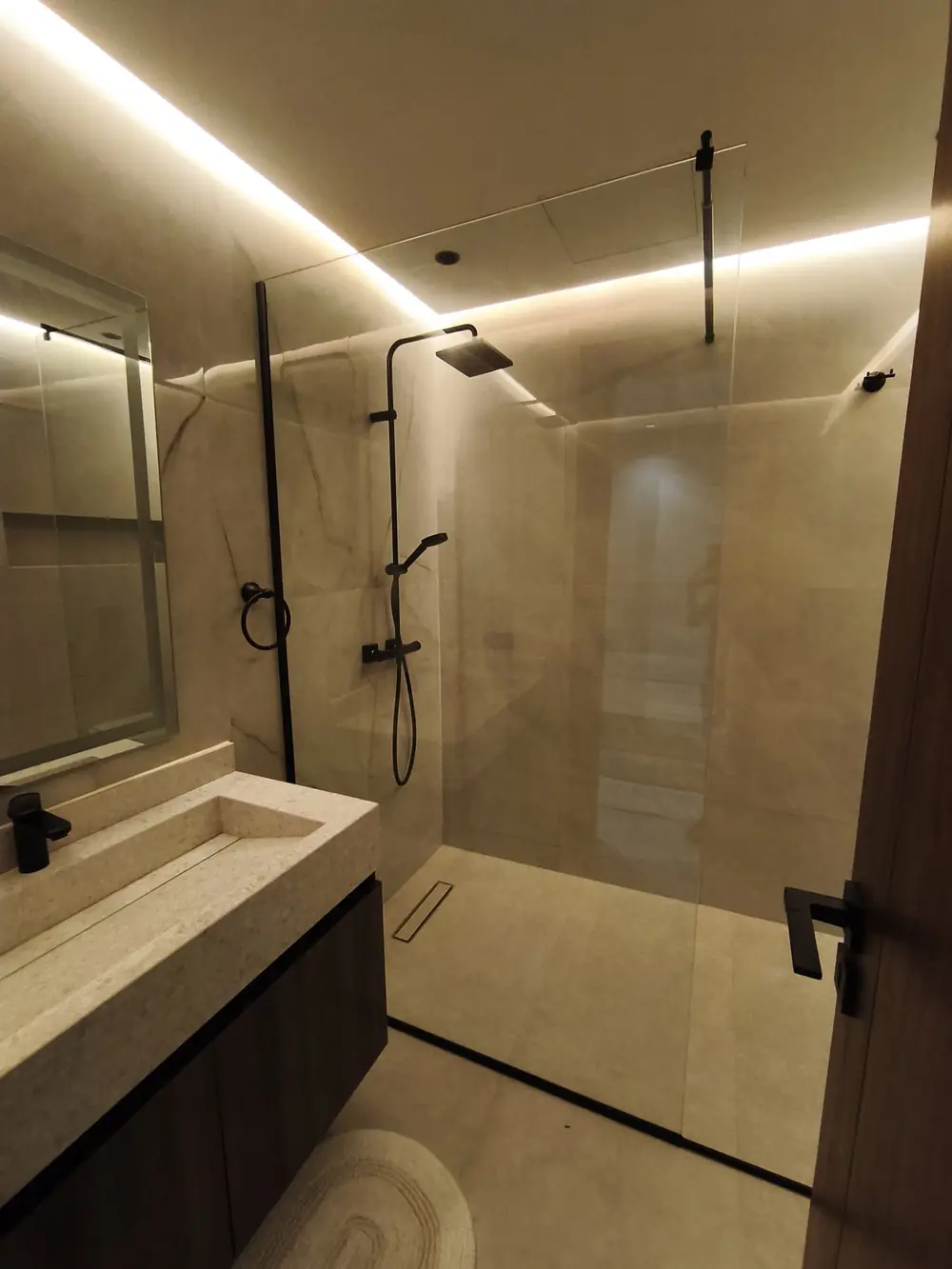 Vasque en pierre et douche vitrée, Villa H., Marrakech (photo réelle)