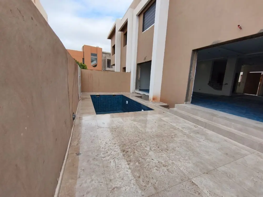 Extérieur et piscine en fin de gros œuvre, villa à Marrakech